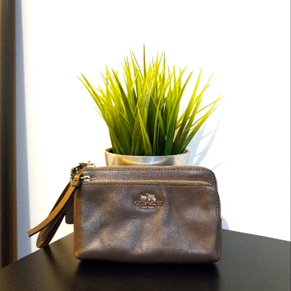 Coach Handbags - Coach wristlet